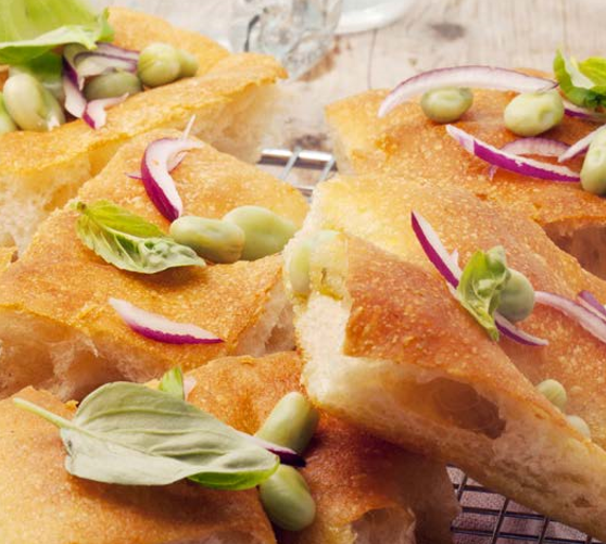 Focaccia alle fave e scalogni